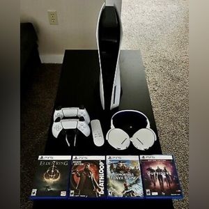 Whites ps5 with one controller. Three games come along with it.